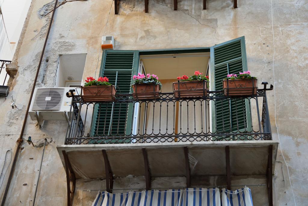 Real Teatro Umberto I Bed & Breakfast Palermo Exterior photo