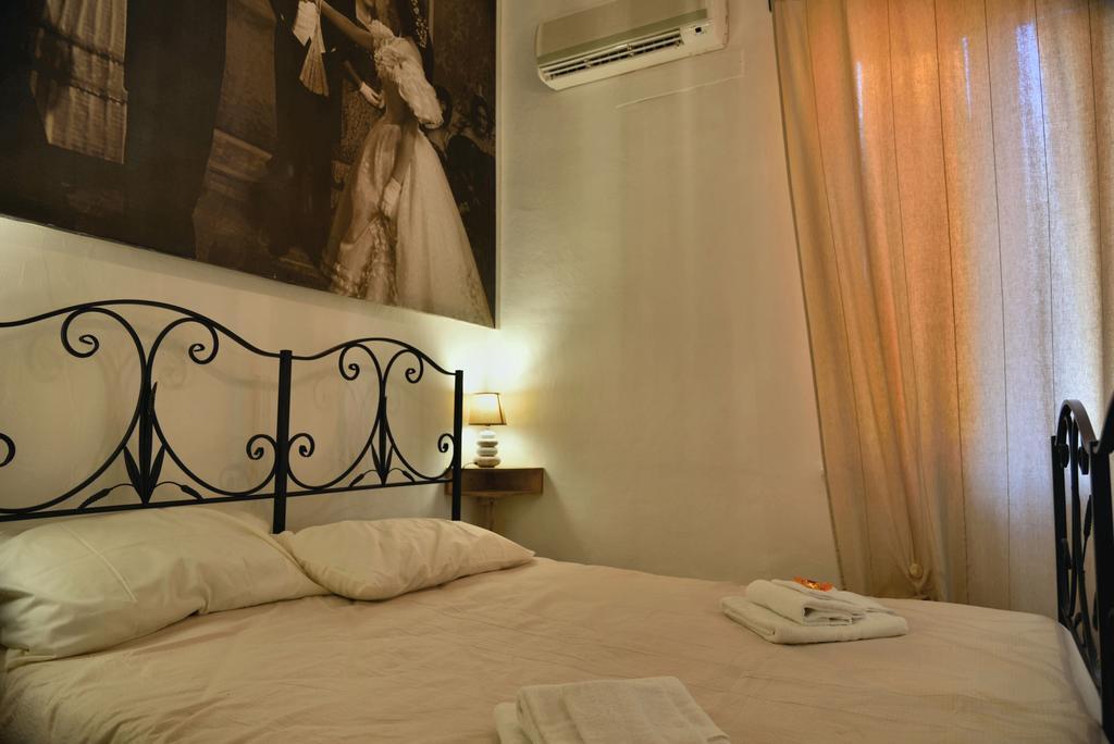 Real Teatro Umberto I Bed & Breakfast Palermo Exterior photo